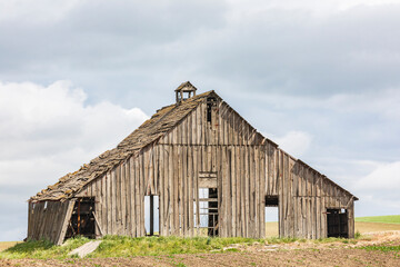 Obraz premium Garfield, Washington State, USA. An old abandoned barn in the Palouse hills. (Editorial Use Only)