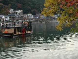 Fototapeta premium 瀬田川リバークルーズと秋の風景、滋賀県の水辺の風景、大津市、日本