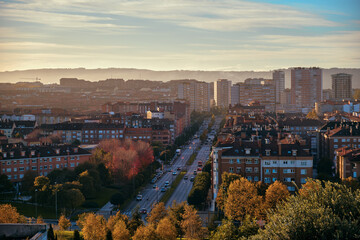 Paisaje urbano de Gijón, Asturias, con carreteras y árboles © Distortion Media
