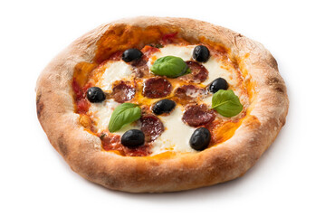 pizza con salame e olive nere isolata su fondo bianco