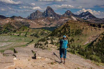 VS, Wyoming. Vrouw die Grand Teton en de westkant van de Teton Mountains fotografeert. (DHR)