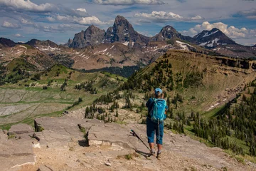 Keuken foto achterwand Tetongebergte VS, Wyoming. Vrouw die Grand Teton en de westkant van de Teton Mountains fotografeert. (DHR)