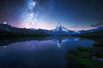 Fototapeta na wymiar Matterhorn bei Nacht