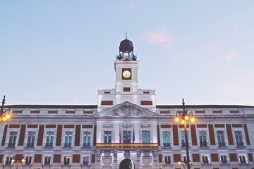 Fachada del edificio de la Presidencia de la Comunidad de Madrid. Fachada iluminada en la Plaza del Sol al atardecer, Madrid, España.