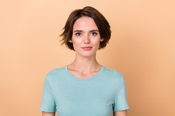 Obraz premium Photo of young adorable woman clever dream confident wear casual clothes isolated over beige color background