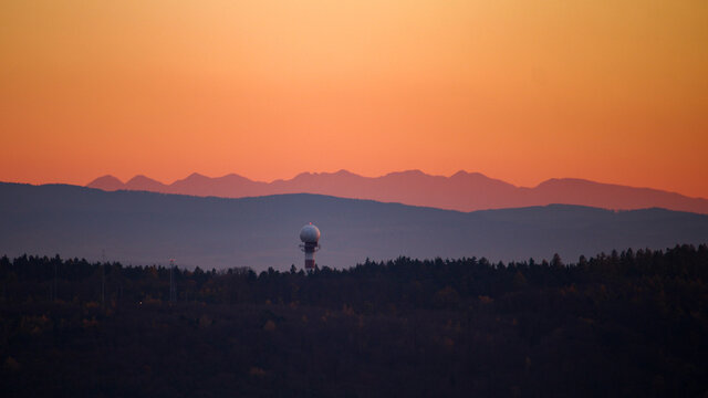 Sunset in mountains © Pawe