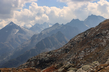 Majestätische Alpensilhouette; Blick vom Piz Lunghin über den Malojapass auf die Bernina-Alpen...