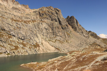 Fototapeta na wymiar Wanderziel über dem Malojapass; Lunghinsee auf 2485m mit Piz Grevesalvas (Albula-Alpen)