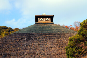 Straw thatched roof of the Kamakura period temple stowage