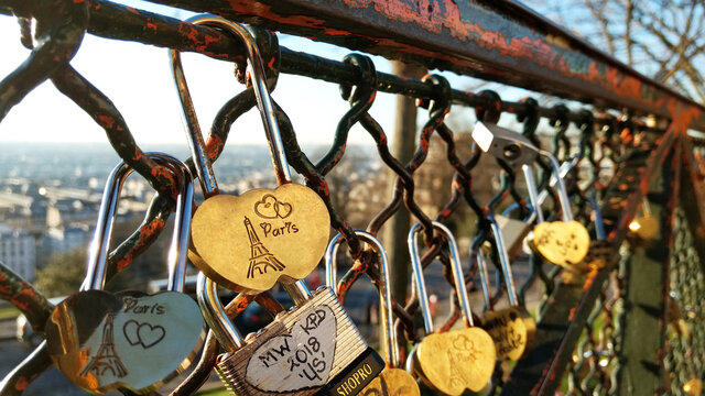 cadeado pendurado em ponte de paris