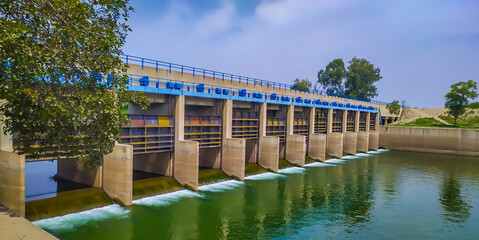Head bridge on canal