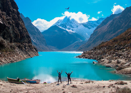 casal de bra&ccedil;os erguidos na Laguna Par&oacute;n, Peru