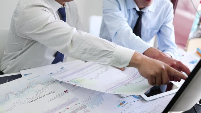 Team managers of securities companies meet to discuss and exchange stock market data