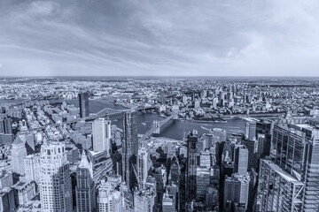 Obraz premium Manhattan aerial View with its bridges, Brooklyn Bridge and Manhattan Bridge