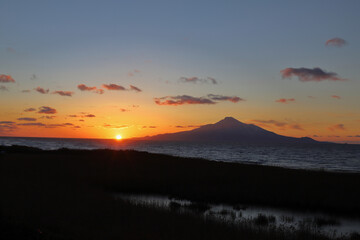 日本海に沈む夕日と冬の利尻富士