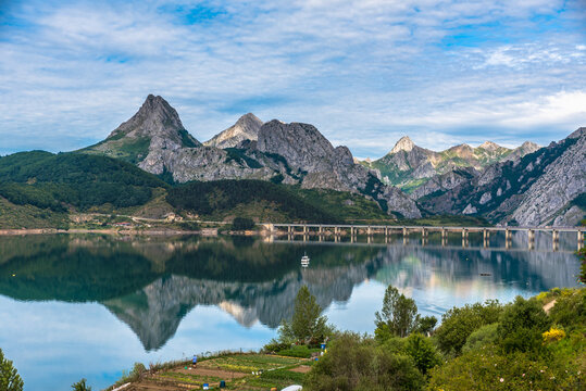 Embalse de Ria&ntilde;o en L&eacute;&oacute;n