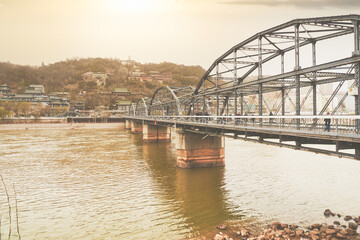 Obraz premium Zhongshan Iron Bridge on the Yellow River in Lanzhou, China
