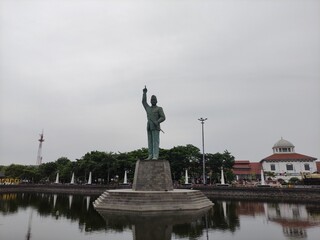 Fototapeta premium the splendor of the sukarno monument in POLDER TAWANG IN AREA the heritage building, Tawang Station, the Old City of Semarang, Indonesia 