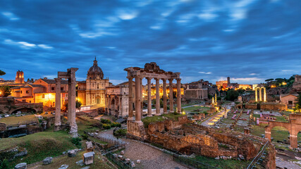 Prachtig uitzicht op het Forum Romanum onder de prachtige lucht in Rome, Italië
