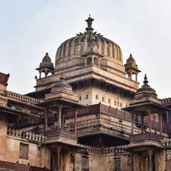 Obraz premium Jahangir Mahal (Orchha Fort) in Orchha, Madhya Pradesh, India, Jahangir Mahal or Orchha Palace is citadel and garrison located in Orchha. Madhya Pradesh. India, Indian Archaeological Sites