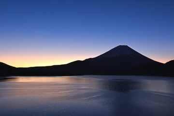 世界遺産　富士山と本栖湖の夜明けの風景