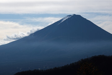 世界遺産　富士山の大石峠からの雲がたなびく早朝の風景