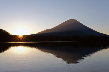 Naklejka na ściany i meble 世界遺産　富士山と精進湖の夜明けの風景