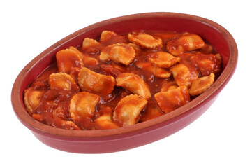 Plat de raviolis à la sauce tomate en gros plan sur fond blanc
