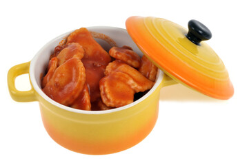 Cocotte de raviolis en gros plan sur fond blanc