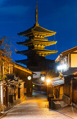 京都　八坂の塔　夜景