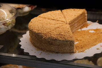 Honey cake on a counter in a coffee shop cut into pieces
Открыть Google Переводчик
•
Оставить отзыв

Google Переводчикhttps://translate.google.com › ...
Бесплатный сервис Google позволяет мгновенно пе