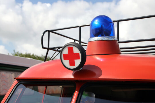 blaulicht und rotes kreuz an einem historischen rettungswagen, august 2021