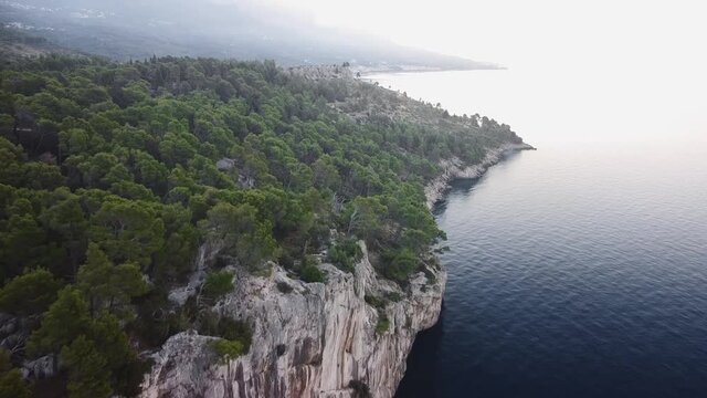 Croatia is an amazing destination for a summer vacation. Get to know more about the beautiful coastal town of Makarska in this video!