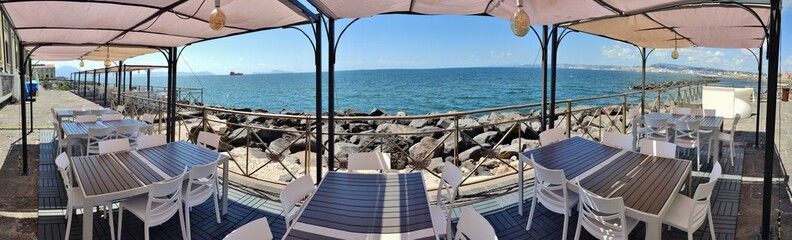 Pietrarsa - Panoramica dei tavolini all'aperto sul lungomare del museo