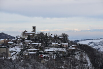 Panorama Oltrepò pavese innevato: Fortunago e Montalto
