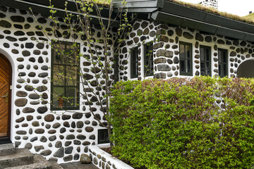 Fototapeta na wymiar Haus mit schwarz weißer Fassade