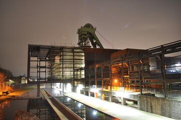 Fototapeta premium Bergwerk/Industrieanlage bei Nacht