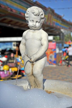  Park sculpture of a peeing boy.
