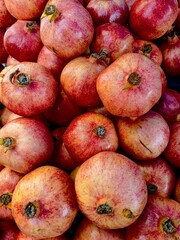 Fototapeta na wymiar Ripe pomegranates are on the shelves in the Market
