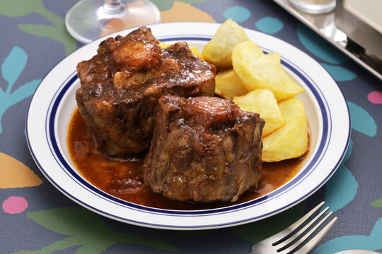 spanish bull tail stew ( rabo de toro )
