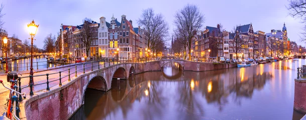 Schilderijen op glas Panorama van het Amsterdamse kanaal Keizersgracht met typisch Nederlandse huizen en brug tijdens het ochtendblauwe uur, Holland, Nederland © Kavalenkava