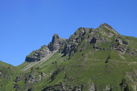 Rock formation and peak near Isenau.