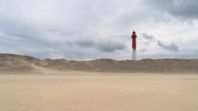Timelapse du Phare de la Coubre avec des personnes marchant sur la dune, France, Saint Palais sur Mer