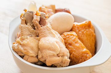 柔らかく煮込まれたおでんの手羽元