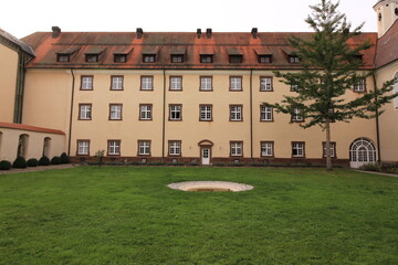 Blick auf das Konventgebäude von Kloster Kirchberg im Schwarzwald