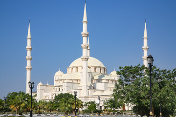 Fototapeta na wymiar Sheikh Zayed Mosque with six minarets is the main mosque in the Emirate of Fujairah, United Arab Emirates 