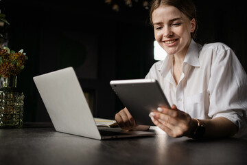 Blogger on the Internet in search of shopping. Training on the website of a foreign language school. The freelancer works online and prints a message to the client by mail.