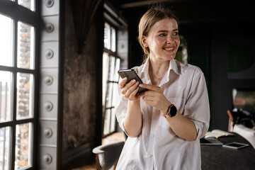 Training on the website of a foreign language school. The freelancer works online and prints a message to the client by mail.  Blogger surf the internet in search of purchases. © muse studio