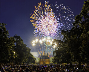 Crowd enjoying a beautiful view of fireworks over Governor's Palace in Williamsburg, USA - obrazy, fototapety, plakaty