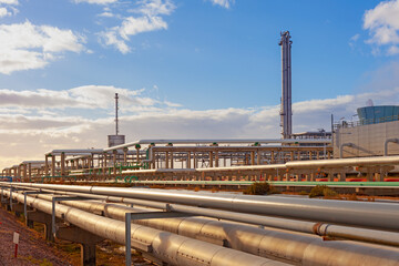 Obraz premium Pipelines in a gas refinery plant.